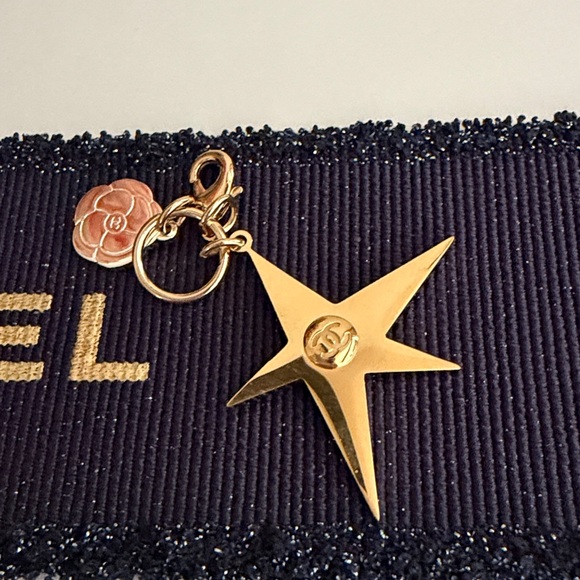 New CHANEL Limited Edition Camellia OR Star Charm on Clover 16” paperclip chain - Picture 6 of 12